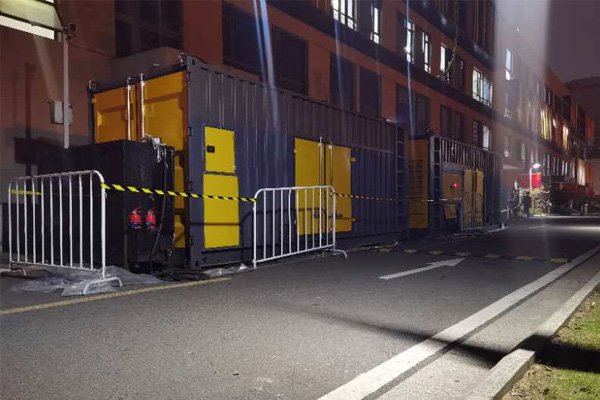 湾岭镇柴油发电机组的输出电压是如何调节的？